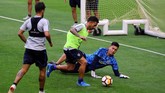 Carlos Tevez mencoba mengecoh rekan setimnya, kiper Boca Juniors Esteban Andrada pada sesi latihan. (REUTERS/Marcos Brindicci)