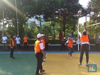 Sri Mulyani Vs Wimboh Santoso di Satu Pertandingan Voli