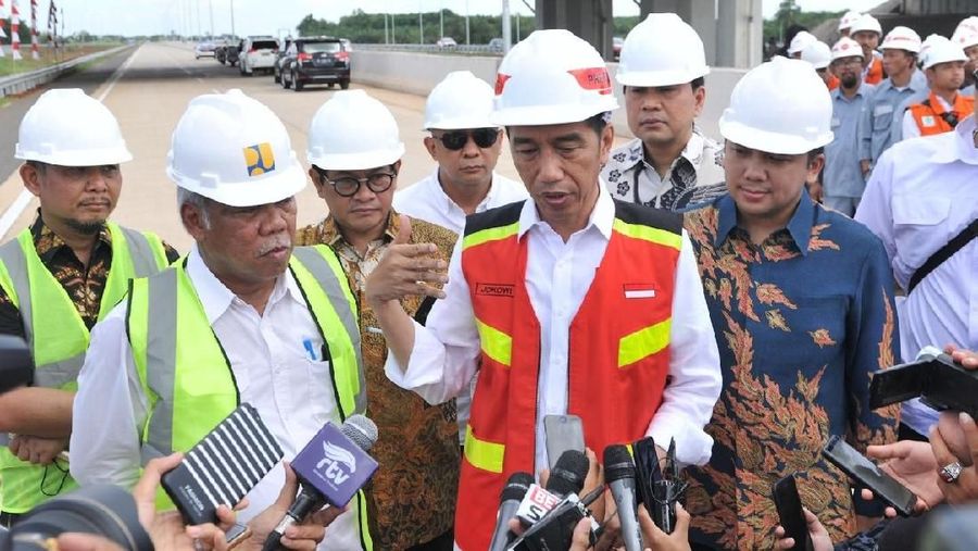 Presiden Joko Widodo menargetkan jalan tol Bakauheni-Palembang bakal tersambung pada pertengahan 2019.