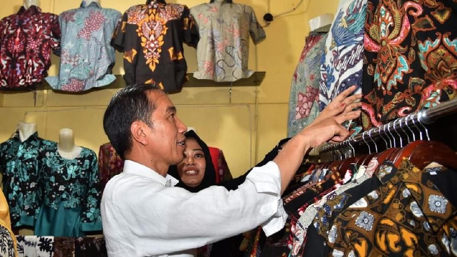 Presiden Joko Widodo dan Ibu Negara Iriana Jokowi menyempatkan berbelanja 'Batik Jokowi' dalam kunjungan kerja ke Pekalongan, Jawa Tengah.