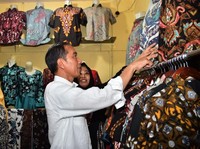 Ketika Jokowi Belanja Batik di Pasar Pekalongan