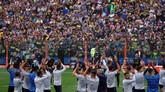 Para pemain Boca Juniors memberikan salam hormat kepada para suporter menyudahi latihan mereka pada Kamis (22/11). (REUTERS/Marcos Brindicci)