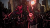 Mereka melanjutkan perjalanan melewati sejumlah gedung pemerintahan. (AFP Photo/Martin Berneti)