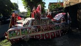 Salah satu fan menghias mobil Ford Falcon miliknya dengan atribut-atribut bernuansa River Plate pada leg pertama. (REUTERS/Marcos Brindicci)
