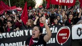 Ribuan warga Chile turun ke ruas-ruas jalan di Santiago untuk menyerukan penolakan kekerasan terhadap perempuan pada Kamis (22/11). (AFP Photo/Martin Berneti)