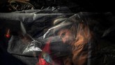 Seorang pria pengungsi --bagian dari ribuan orang yang coba masuk ke Amerika Serikat dari Amerika Tengah--terbangun di bawah suatu terpal yang menaungi keluarganya. Ia berada di penampungan pengungsi di Tijuana, Meksiko. (REUTERS/Adrees Latif)