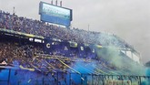 Asap cerawat dari tribune Stadion La Bombonera pada leg pertama derby Argentina lawan River Plate di final Copa Libertadores 2018, Minggu (11/11). Leg pertama bertajuk Superclasico dua tim sekota Buenos Aires itu berakhir 2-2.