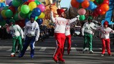 Sebanyak 16 balon besar berisi gas helium diterbangkan untuk memeriahkan parade Macy's Thanksgiving Day ke-92 pada tahun ini. (REUTERS/Brendan McDermid)