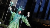 Angin dingin bersuhu -6 derajat Celsius yang bertiup kencang membuat balon-balon besar yang biasanya diterbangkan tinggi pada Macy's Thanksgiving Day harus diterbangkan lebih rendah. (REUTERS/Brendan McDermid)