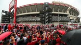 Para pendukung River Plate berkumpil di Stadion Monumental markas tim mereka menuju Stadion La Bombonera pada leg pertama. Untuk kali pertama dalam sejarah Copa Libertadores, tersaji laga Superclasico Argentina. (REUTERS/Marcos Brindicci)