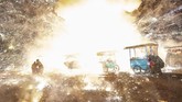 Para pengunjung coba melarikan diri dari ledakan balon udara yang terjadi saat Festival Cahaya Tazaungdaing di Taunggyi, Myanmar. Di festival itu, balon-balon berwarna-warni yang membawa kembang api buatan tangan dilayangkan ke udara. (Photo by Ye Aung Thu / AFP)