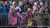 Penonton parade Macy's Thanksgiving Day ke-92 terlihat mengenakan mantel untuk menghalau udara dingin yang bertiup kencang. (AFP PHOTO/Don Emmert)