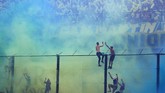 Tensi tinggi laga Superclasico di leg pertama final Copa Libertadores antara Boca Juniors vs River Plate. Kegilaan dan kenekatan para suporter kerap mewarnai laga itu. (REUTERS/Marcos Brindicci)