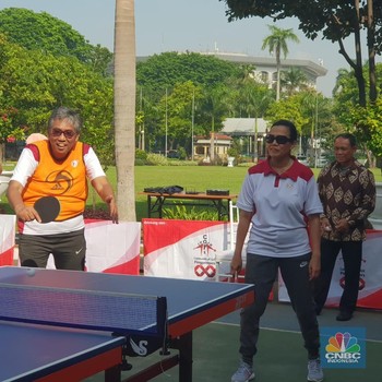 Berkaca Mata Hitam, Simak Gaya Keren Sri Mulyani Berolahraga