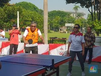Berkaca Mata Hitam, Simak Gaya Keren Sri Mulyani Berolahraga