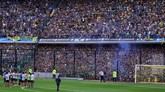 Meski sebatas latihan di Stadion La Bombonera berkapasitas 49 ribu penonton dipenuhi para suporter Boca Juniors. (REUTERS/Marcos Brindicci)