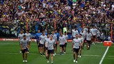Stadion La Bombonera, markas Boca Juniors, disesaki para suporter tim itu pada sesi latihan tim, Kamis (22/11), jelang leg kedua final Copa Libertadores, Sabtu (24/11) sore waktu setempat. (REUTERS/Marcos Brindicci)