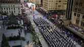 Balon besar bergambar karakter film animasi 'Frozen', Olaf, ikut dikembangkan dalam parade Macy's Thanksgiving Day ke-92. (REUTERS/Carlo Allegri)