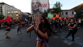 Terkadang mereka berhenti untuk menyaksikan aksi teatrikal. (Reuters/Ivan Alvarado)