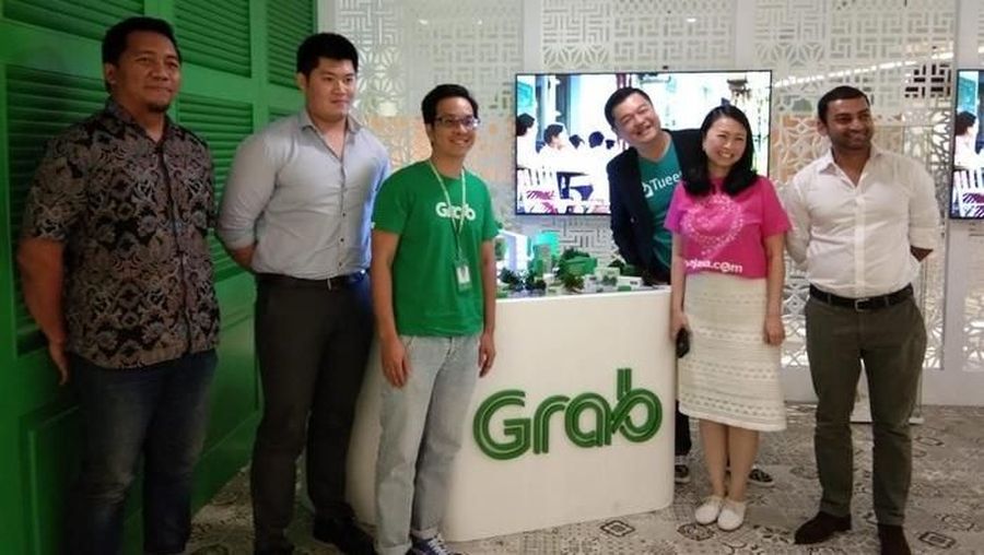 Persaingan antara aplikasi berbagi transportasi Grab dan Gojek memanas.