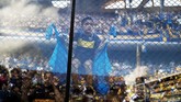 Sosok fan cilik Boca Juniors memanjat pagar Stadion La Bombonera saat tim itu menjamu Patronato di Liga Argentina, Sabtu (17/11), sebelum leg kedua final Copa Libertadores 2018. (REUTERS/Nacho Doce)