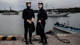 Setiap 'ama' yang berarti 'wanita laut' hanya memiliki peralatan yang belum sempurna yakni cincin apung untuk memberi tanda kehadirannya di permukaan saat ia menyelam. (Martin BUREAU / AFP)