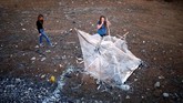 Remaja Israel Meshy Elmkies dan Lee Cohen co-manager akun Instagram Otef.Gaza menunjukkan kepada wartawan Reuters sebuah layang-layang pembakar yang diluncurkan dari Jalur Gaza. (REUTERS/Amir Cohen)