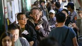Jutaan warga Taiwan menuju tempat jajak pendapat pada Sabtu (24/11) pagi untuk memutuskan serangkaian kebijakan politik hingga sosial. (Photo by Chris STOWERS / AFP)