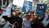 Aktivis pro-kemerdekaan Taiwan menampilkan plakat yang menyerukan referendum selama rapat umum di Taipei. (SAM YEH / AFP)