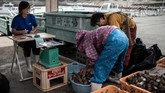 Di masa lalu, wanita muda akan menjadi ama ketika mereka meninggalkan sekolah menengah. (Martin BUREAU / AFP)