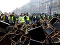 FOTO: Rompi Kuning Versus Polisi Ricuh Soal BBM Era Macron
