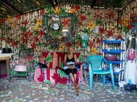 Nenek Tua Ini Dekor Rumah dengan Ribuan Botol Plastik