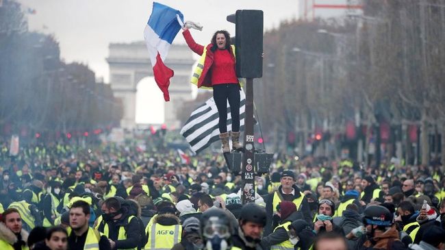 Membedah Gerakan Rompi Kuning yang Repotkan Emmanuel Macron