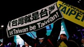 Seorang pendukung pro-kemerdekaan bereaksi selama kampanye yang diadakan oleh Partai Progresif Demokratik yang berkuasa (DPP). (REUTERS/Tyrone Siu)