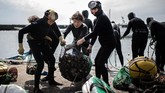 Para wanita, beberapa di antaranya bahkan berjalan dengan punggung mereka membungkuk seiring bertambahnya usia, mengakui pekerjaan itu dibayar rendah dan berbahaya. (Martin BUREAU / AFP)
