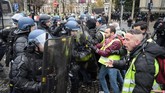 Polisi berjaga dan sempat melancarkan gas air mata serta alat semprot air untuk menghalau demonstran rompi kuning. (BARIOULET / AFP)