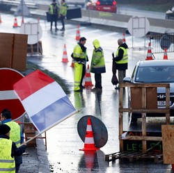 Perancis Ricuh, Macron Tunda Kenaikan Pajak BBM