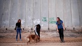 Akun Instagram Otef Gaza yang berarti Gaza Periphery dalam bahasa Ibrani dimulai oleh sekelompok gadis remaja ekitar Kerem Shalom, sebuah kibbutz di samping perbatasan.(REUTERS/Amir Cohen)