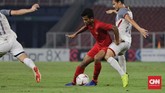 Zulfiandi berulang kali melakukan duel dengan John-Patrick Strauss, Manuel Ott, Patrick Reichelt, dan Stephan Schrock untuk memenangi perebutan bola di lini tengah. (CNN Indonesia/Adhi Wicaksono)
