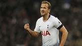 Tembakan Harry Kane sempat membentur pemain Chelsea sehingga membuat Kepa Arrizabalaga mati langkah dan hanya bisa menyaksikan bola meluncur ke gawang. (REUTERS/Phil Noble)