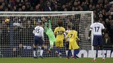 Sundulan Dele Alli meneruskan umpan Christian Eriksen tidak bisa dibendung oleh kiper Chelsea, Kepa Arrizabalaga. (Reuters/Matthew Childs)