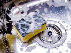 Cara Mudah Bersihkan Bak Cuci Piring sampai Kinclong, Bisa Pakai Soda Kue