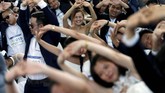 Sekitar 300 pasangan berkumpul di Bangkok pada Sabtu (24/11) untuk mengikuti ajang tahunan kompetisi lari Running of the Brides. (REUTERS/Soe Zeya Tun)
