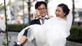 Pasangan pemenang lari dengan jarak 1,86 mil dalam 27,43 menit. (REUTERS/Soe Zeya Tun)