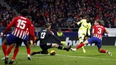 Tekad Barcelona akhirnya terwujud di menit ke-90 lewat pemain pengganti Ousmane Dembele. Dembele mencetak gol lewat tendangan kaki kiri yang melewati celah kaki Jan Oblak. (REUTERS/Paul Hanna)