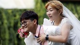 Mereka harus berlari untuk menemui pengantin pria. Pengantin pria pun harus menggendong pengantinnya untuk menyelesaikan pertandingan. (REUTERS/Soe Zeya Tun)