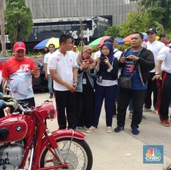 Aksi Wimboh Tunggangi Moge BMW Merah di HUT OJK
