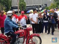 Aksi Wimboh Tunggangi Moge BMW Merah di HUT OJK
