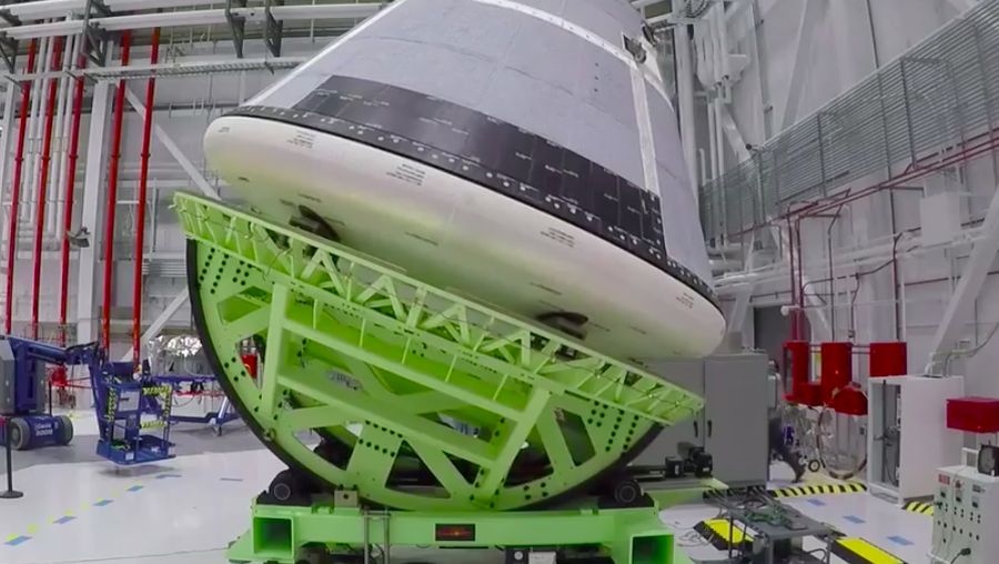 Boeing tengah membangun Starliner.