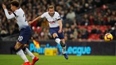 Gol Dele Alli membuat Tottenham Hotspur makin bergairah. Harry Kane sukses menggandakan keunggulan di menit ke-16. (REUTERS/Phil Noble)